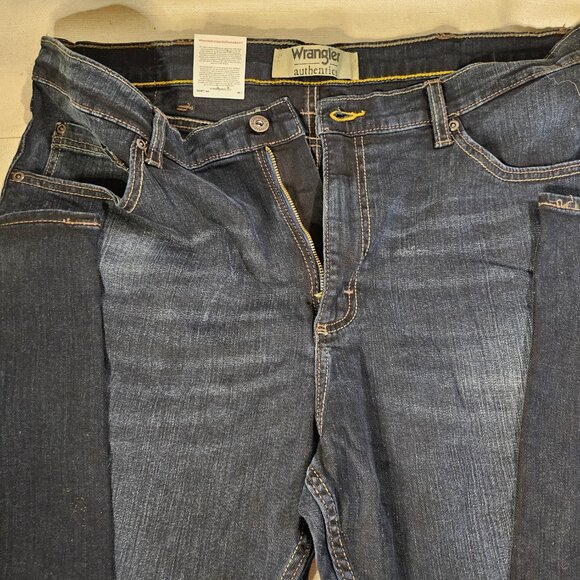 Wrangler Authentics Men's Straight Leg Jeans - Size 38/32 - Picture 3 of 5